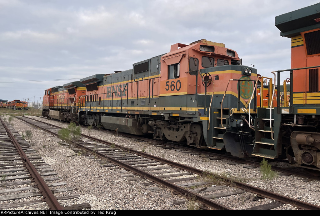 BNSF 560 & 883